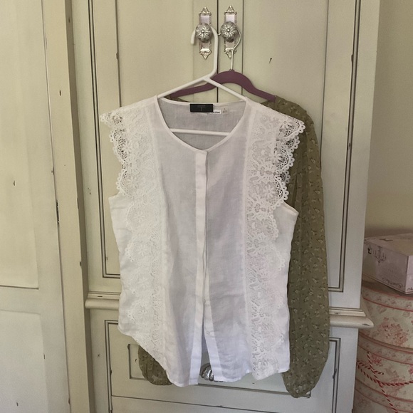 Sleeveless linen blouse and semi sheer floral blouse - Picture 2 of 9